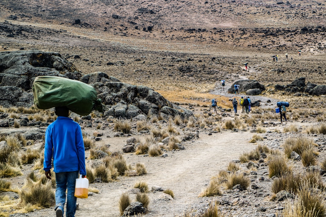 La Mejor Época para Escalar el Kilimanjaro en Tanzania: Guía Mes a Mes